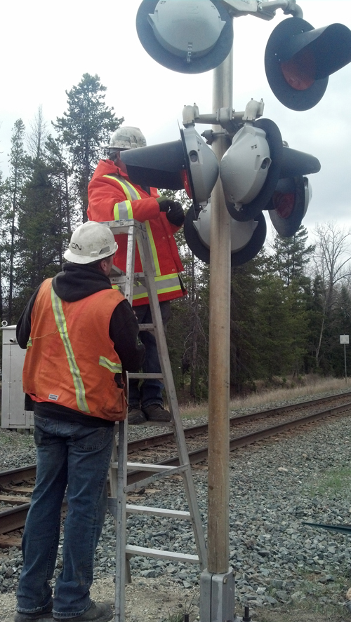 CN workers repair damaged signal light