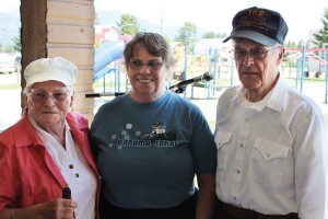 Mary Hooker presenting Cheryl Sansom Citizen Award to Fern and Lloyd Sansom in 2013.