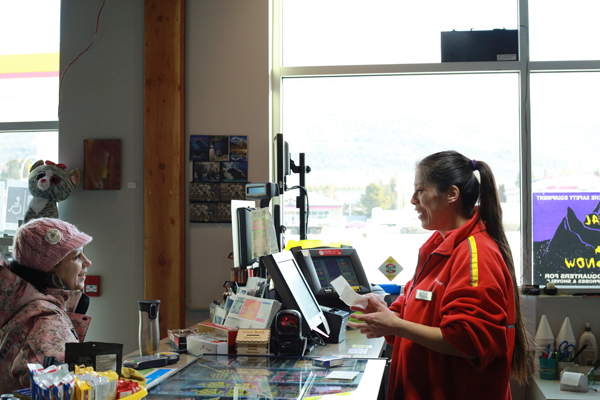 Convenience store clerk dishes it back