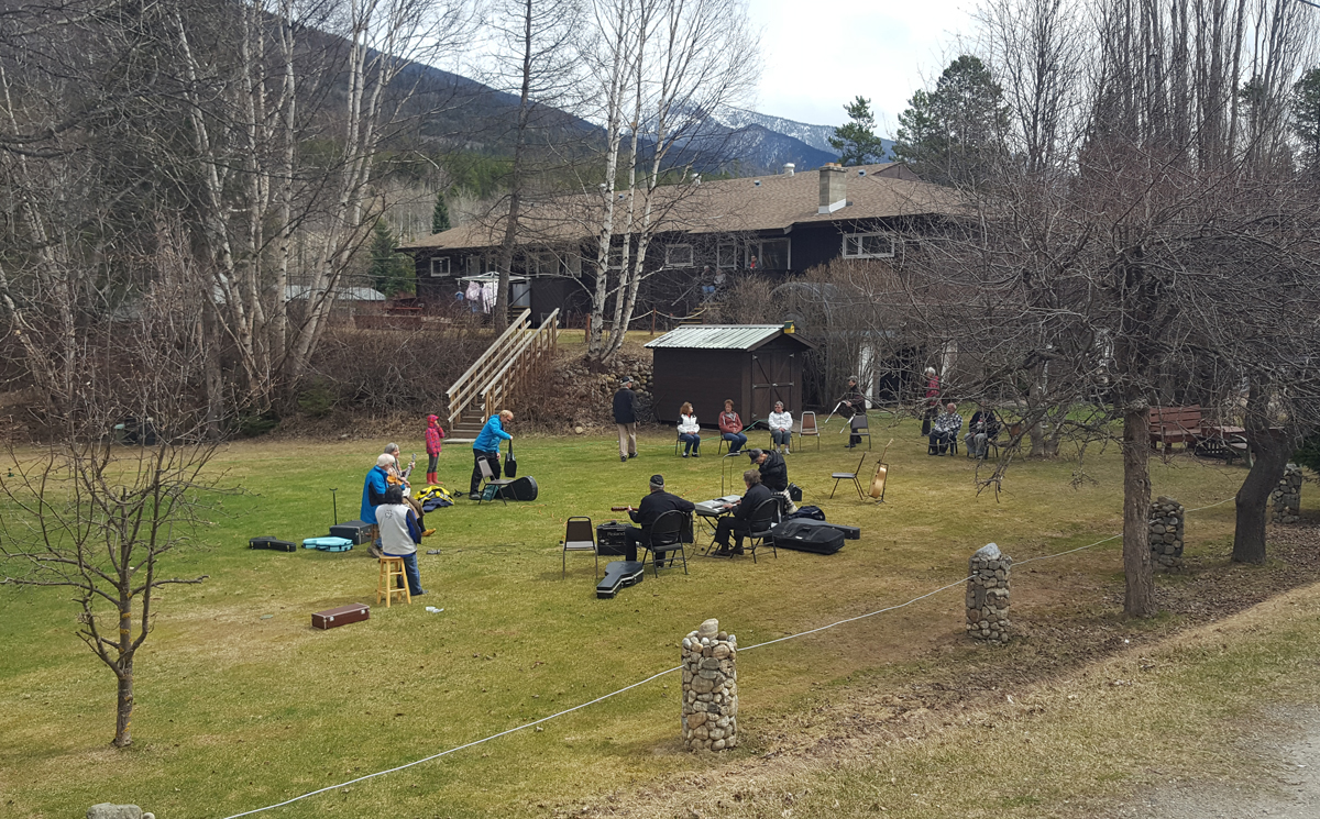 Valemount Old Timers play lawn concert for seniors – VIDEO