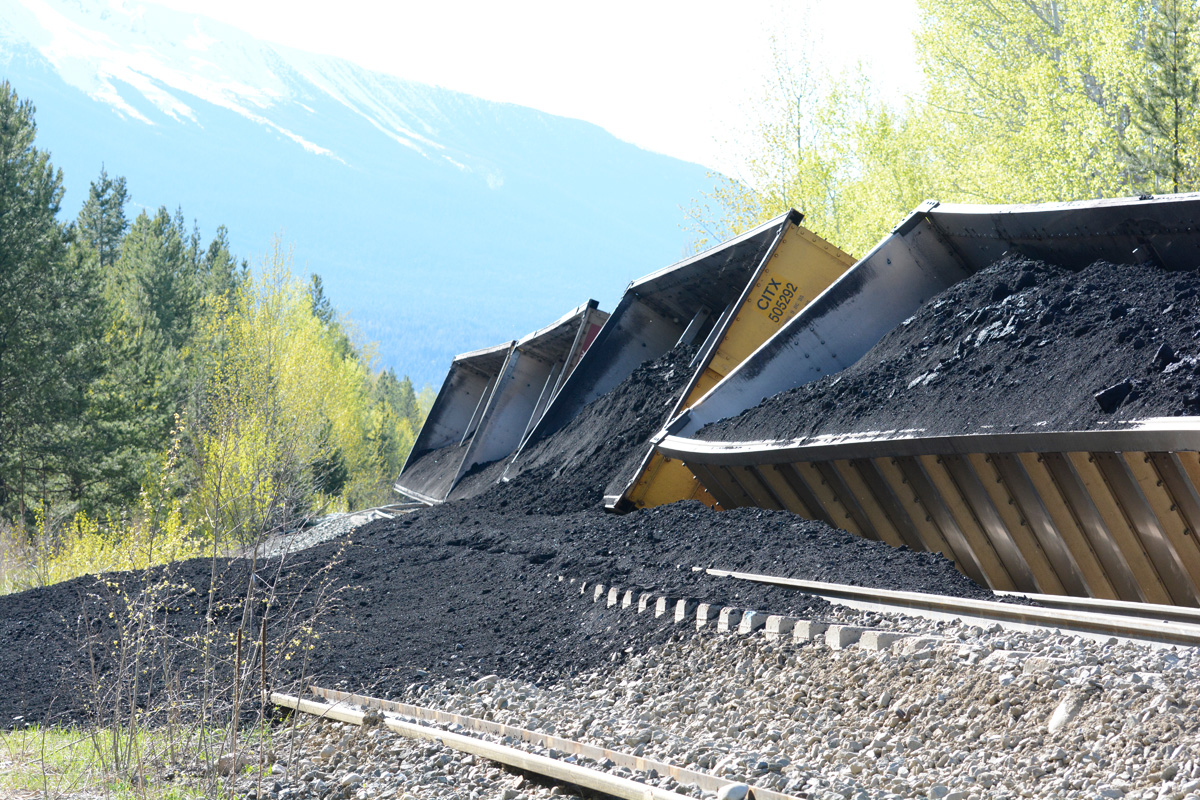 16 coal cars derail in Tete Jaune