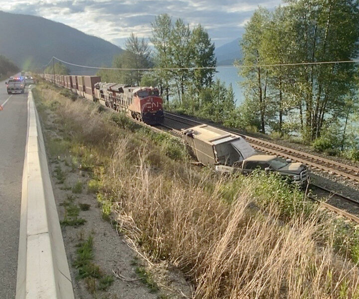 Collision with train averted: pipeliners aid motorists stuck on tracks