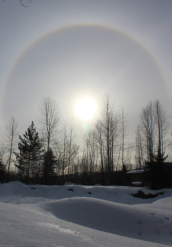 Sundogs, halos and light pillars